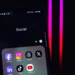 Društvene mreže na pametnom telefonu (Foto: Panos Sakalakis)