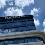 Zgrada kompanije Nokia ispod oblaka